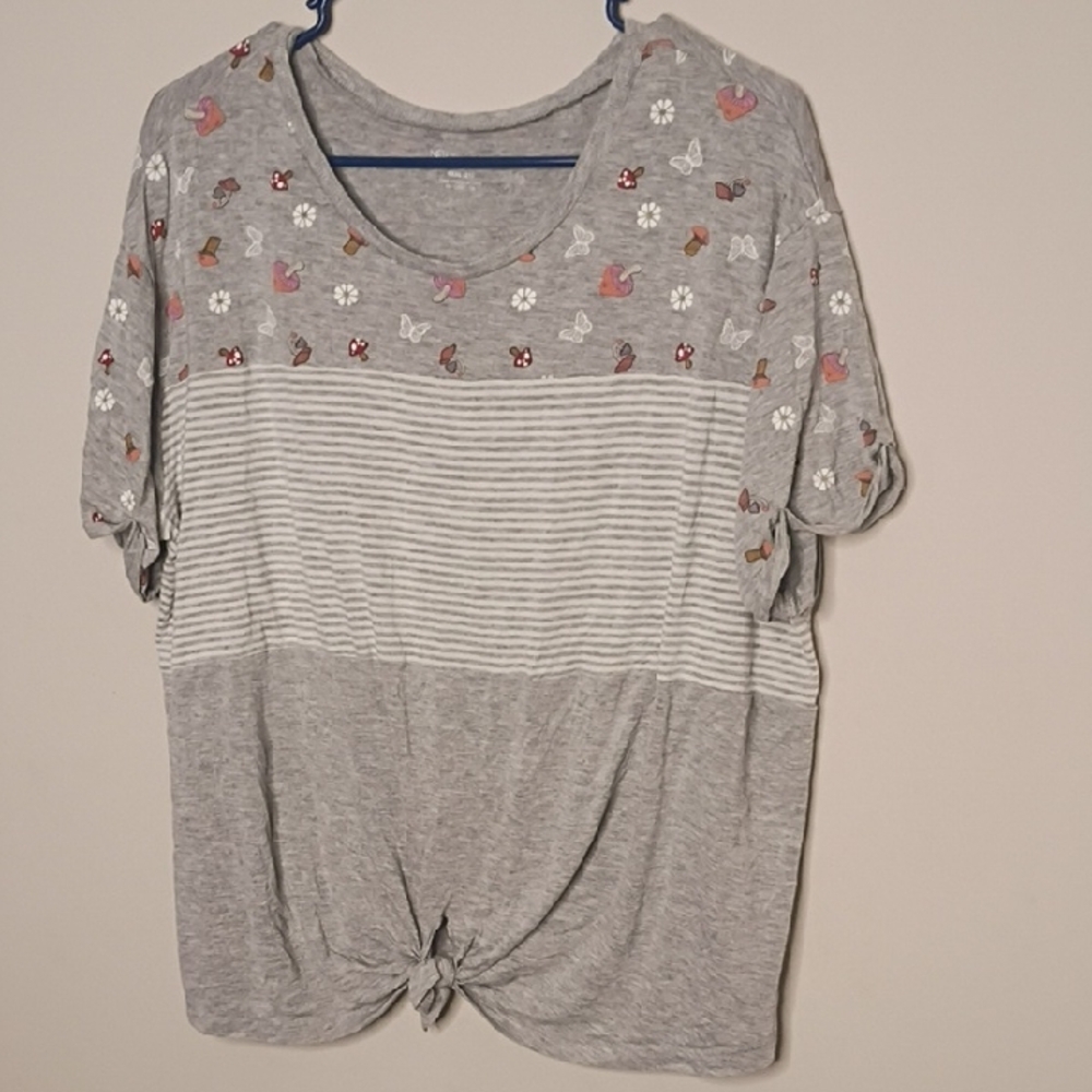 No Boundaries Gray Floral and Striped Women's Tee